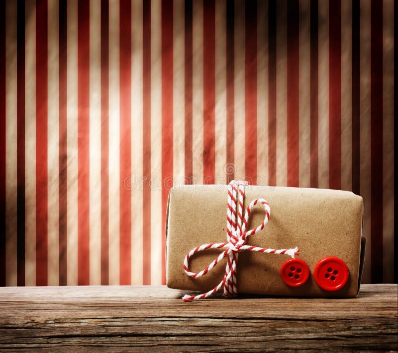 Met de hand gemaakte giftdoos over gestreepte achtergrond royalty-vrije stock fotografie Met de hand gemaakte giftdoos over gestreepte achtergrond royalty-vrije stock fotografie