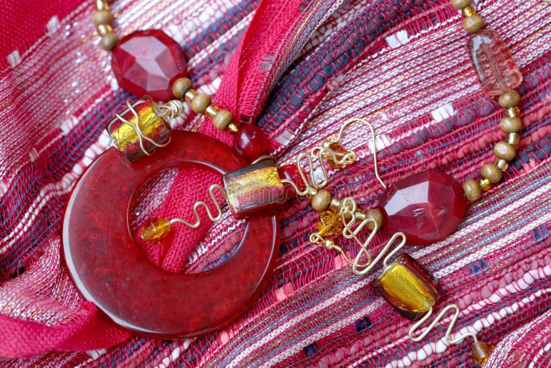 Met de hand gemaakte Juwelen: Rode halsband en Oorringen royalty-vrije stock foto Met de hand gemaakte Juwelen: Rode halsband en Oorringen royalty-vrije stock foto