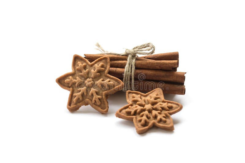 Met de hand gemaakte Kerstmiskoekjes en pijpjes kaneel op een witte backgroun stock fotografie Met de hand gemaakte Kerstmiskoekjes en pijpjes kaneel op een witte backgroun stock fotografie