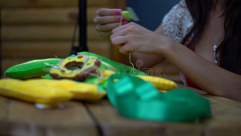 Met de hand gemaakte meisjes die brieven van gevoeld naaien