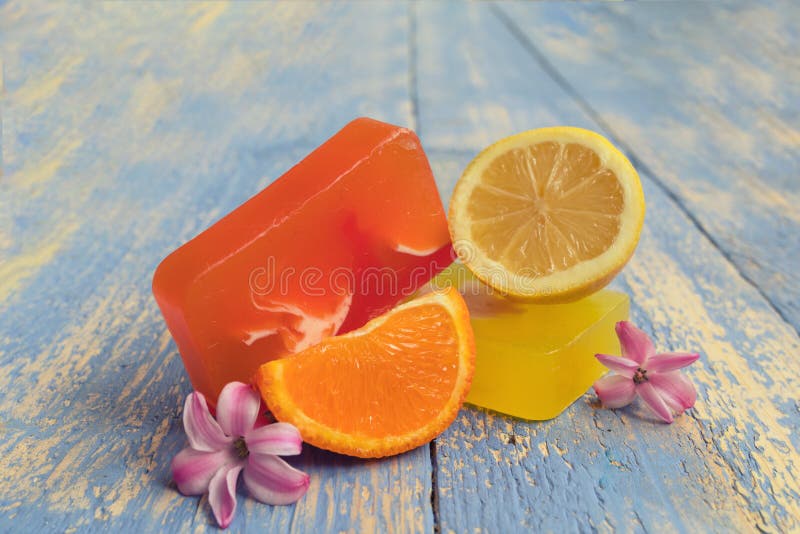 Met de hand gemaakte natuurlijke zeep met natuurlijke ingrediënten: citroenen en sinaasappelen, op rustieke houten raad Kuuroord stock afbeeldingen Met de hand gemaakte natuurlijke zeep met natuurlijke ingrediënten: citroenen en sinaasappelen, op rustieke houten raad Kuuroord stock afbeeldingen