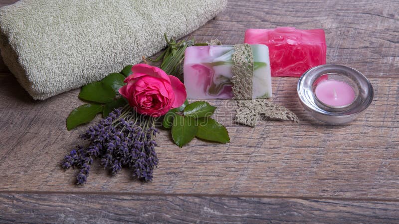 Met de hand gemaakte Zeep met bad en kuuroordtoebehoren De droge lavendel en nostalgische roze namen toe royalty-vrije stock afbeeldingen Met de hand gemaakte Zeep met bad en kuuroordtoebehoren De droge lavendel en nostalgische roze namen toe royalty-vrije stock afbeeldingen