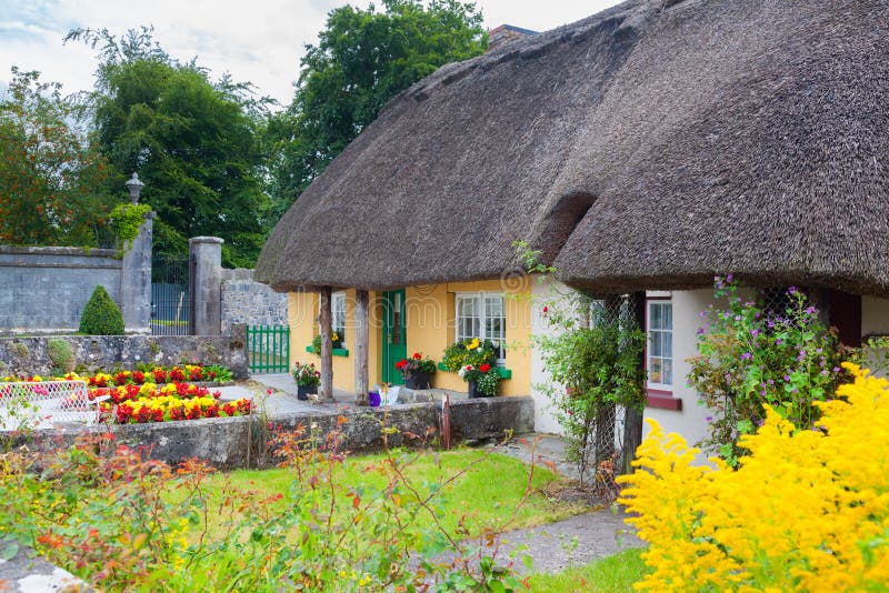 Met stro bedekt plattelandshuisje in Adare, Ierland