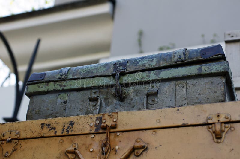 Metaal decoratieve koffer voor tuin of huis royalty-vrije stock afbeeldingen Metaal decoratieve koffer voor tuin of huis royalty-vrije stock afbeeldingen