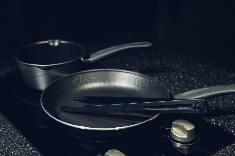 Metaal zwarte pan met een non-stick deklaag op elektrisch fornuis royalty-vrije stock foto Metaal zwarte pan met een non-stick deklaag op elektrisch fornuis royalty-vrije stock foto
