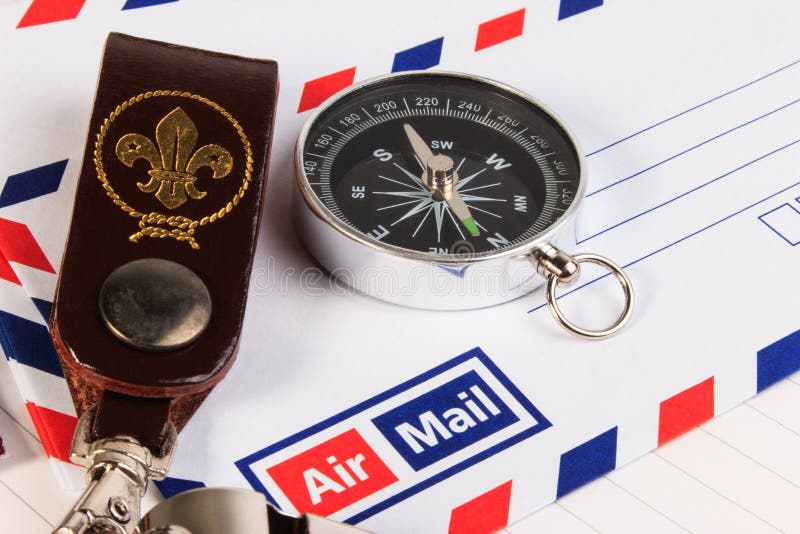 Metaalfluitje met leer zeer belangrijke ketting, kompas, kenteken op enveloppen stock foto Metaalfluitje met leer zeer belangrijke ketting, kompas, kenteken op enveloppen stock foto