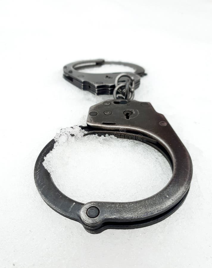 metaalhandcuffs die in de sneeuw liggen royalty-vrije stock afbeeldingen metaalhandcuffs die in de sneeuw liggen royalty-vrije stock afbeeldingen