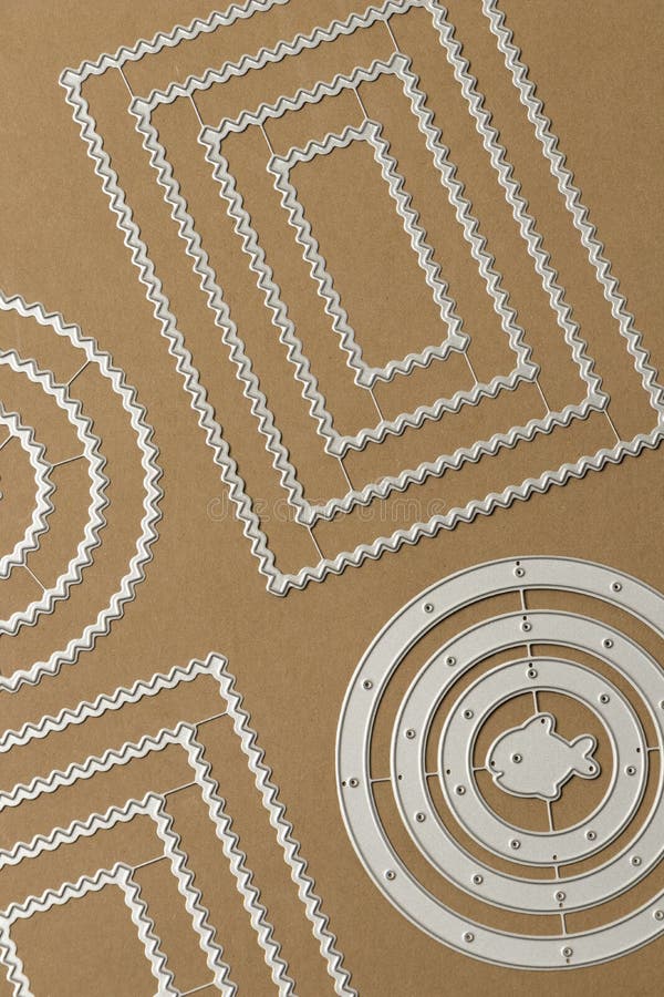 Metaalkaders voor matrijzenknipsel op het werk met document voor plakboek royalty-vrije stock afbeelding Metaalkaders voor matrijzenknipsel op het werk met document voor plakboek royalty-vrije stock afbeelding