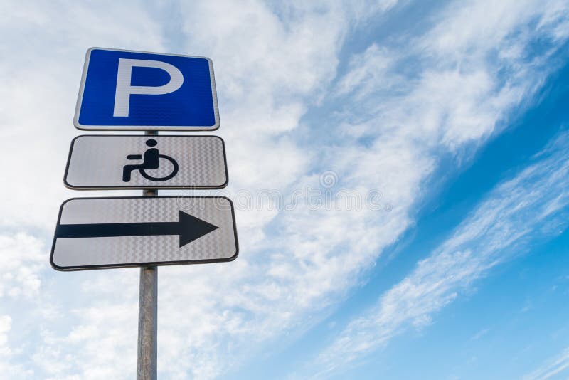 Metaalsteun met de plaats van het verkeerstekenparkeren, juist uithangbord, teken van een plaats voor de gehandicapten tegen een royalty-vrije stock afbeelding Metaalsteun met de plaats van het verkeerstekenparkeren, juist uithangbord, teken van een plaats voor de gehandicapten tegen een royalty-vrije stock afbeelding