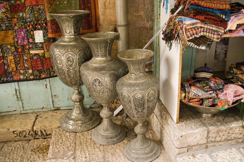Metaalvazen Arabische markt, Jeruzalem royalty-vrije stock fotografie Metaalvazen Arabische markt, Jeruzalem royalty-vrije stock fotografie