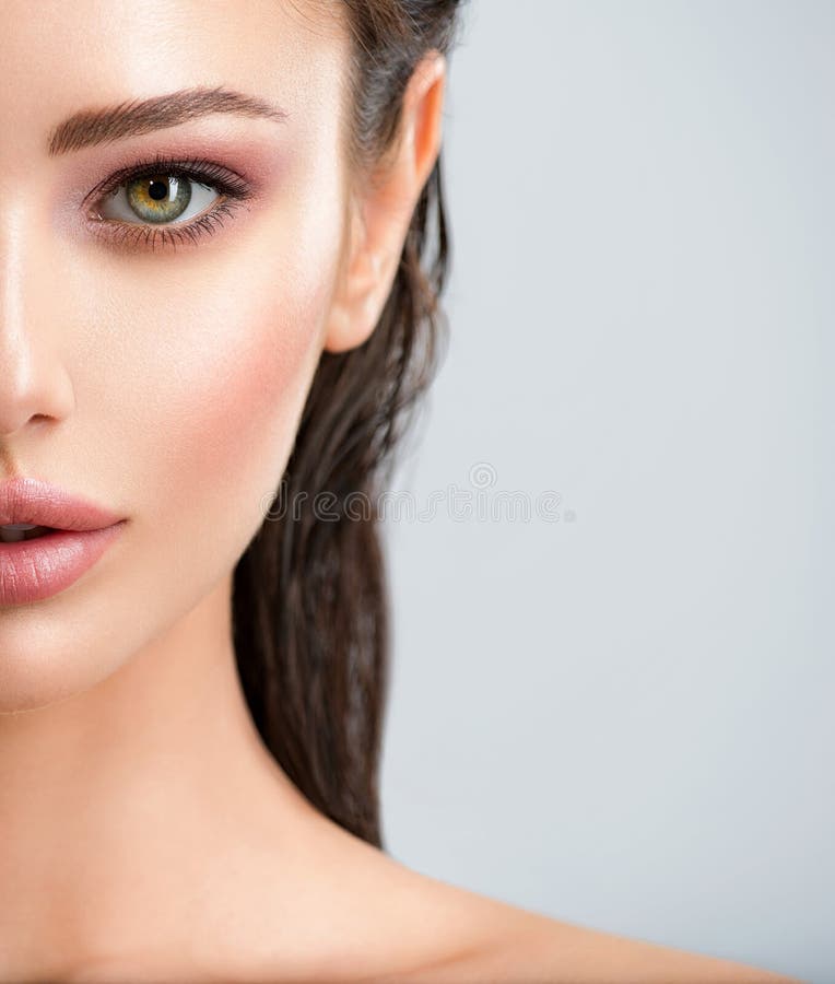 Metade da face de uma mulher com pele de rosto saudável Rosto fresco de uma atraente garota caucasiana Modelo com olho castanho b
