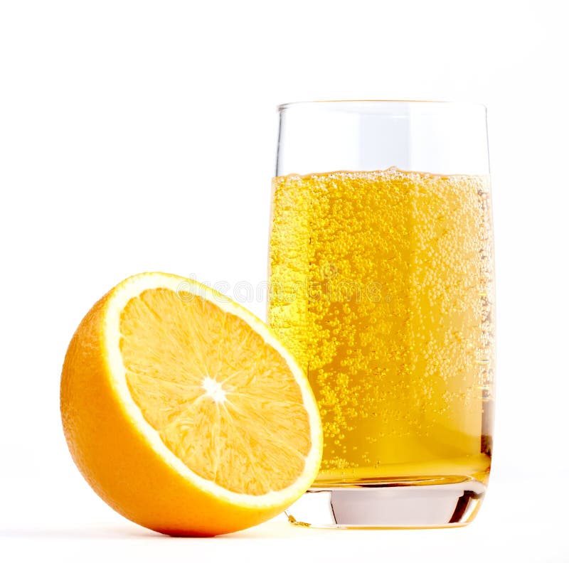 Metade de uma laranja com um copo de limonada imagem de stock