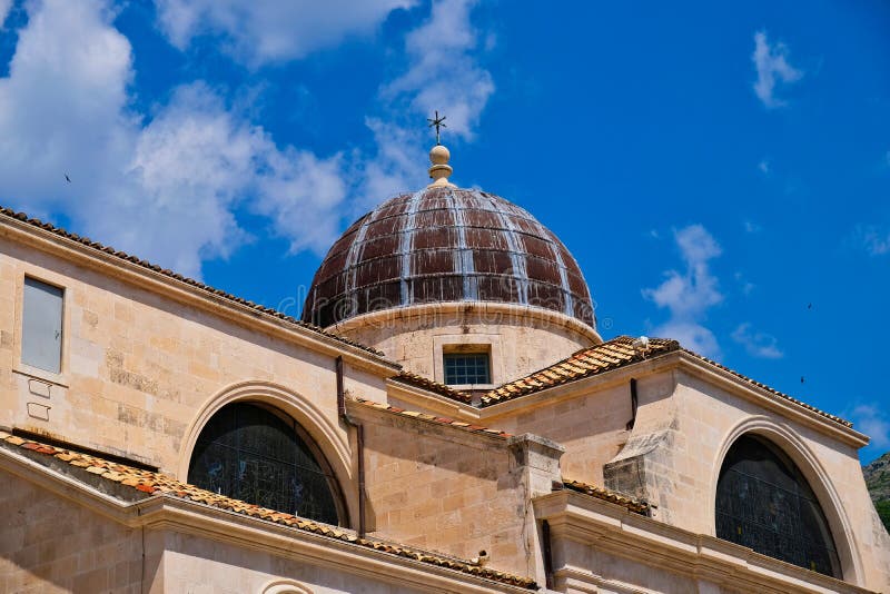 Metal a abóbada, romana - catedral católica, Dubrovnik, Croácia imagem de stock Metal a abóbada, romana - catedral católica, Dubrovnik, Croácia imagem de stock