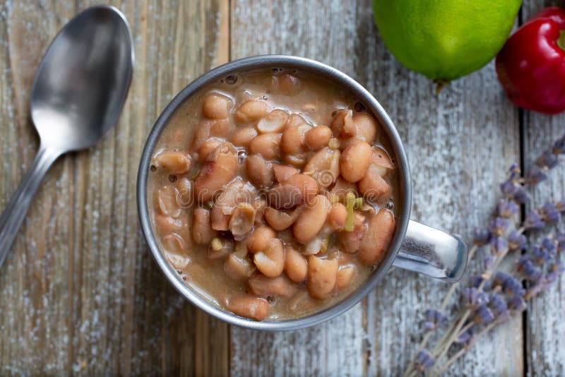 Abajo de taza de cocido frijoles.