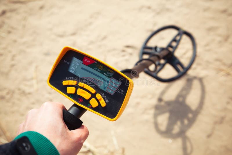 Metal detector nell'azione immagini stock Metal detector nell'azione immagini stock