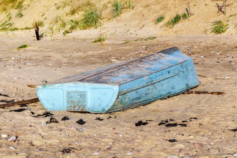 Metal el barco de pesca en la playa arenosa cerca del mar fotografía de archivo libre de regalías Metal el barco de pesca en la playa arenosa cerca del mar fotografía de archivo libre de regalías