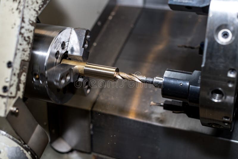 Metal el proceso que trabaja a máquina en blanco en el torno con la herramienta de corte foto de archivo Metal el proceso que trabaja a máquina en blanco en el torno con la herramienta de corte foto de archivo