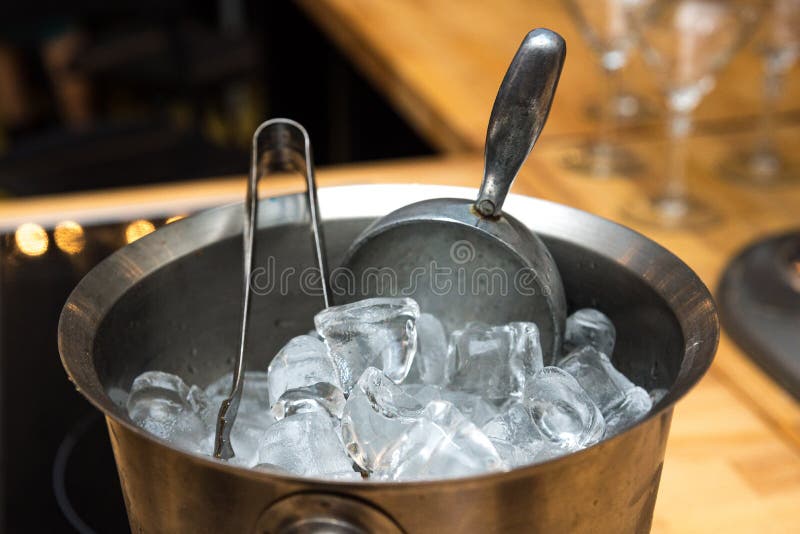https://thumbs.dreamstime.com/b/metal-ice-bucket-cocktails-large-cubes-tongs-scoop-263109701.jpg
