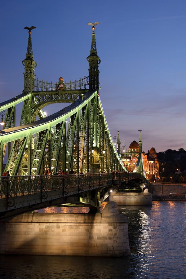 Metal il ponte openwork della libertà nella vista di notte di Budapest fotografie stock libere da diritti Metal il ponte openwork della libertà nella vista di notte di Budapest fotografie stock libere da diritti