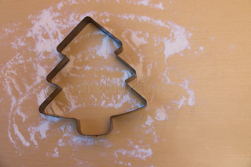 Metal la forma per il biscotto di natale nella forma dell'albero di Natale immagini stock libere da diritti Metal la forma per il biscotto di natale nella forma dell'albero di Natale immagini stock libere da diritti