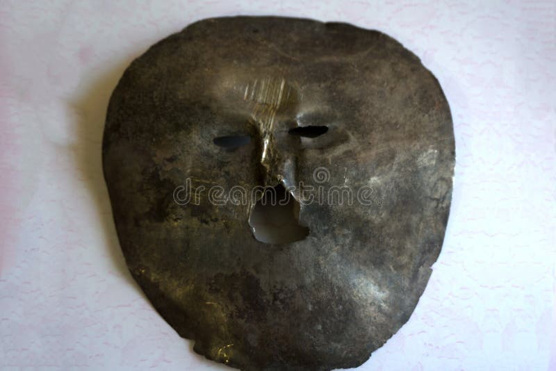 Metal la máscara de la plata y del fondo oscuro imágenes de archivo libres de regalías Metal la máscara de la plata y del fondo oscuro imágenes de archivo libres de regalías