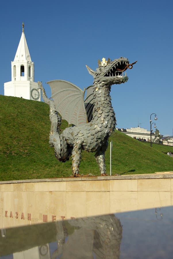Metal la scultura di Zilant, il simbolo ufficiale di Kazan immagine stock Metal la scultura di Zilant, il simbolo ufficiale di Kazan immagine stock