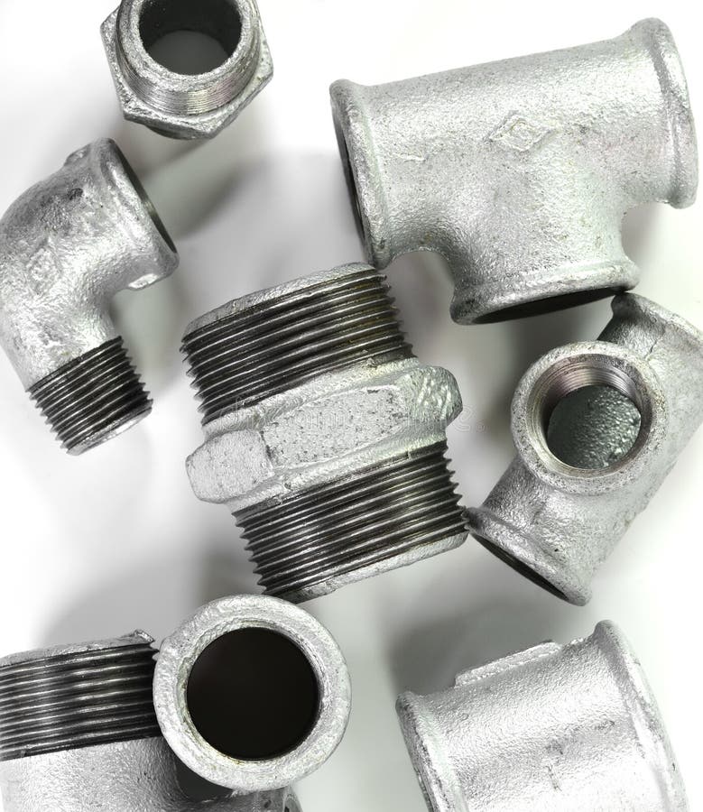 Metal les ferrures de coude pour des tuyaux, fond blanc d'isolement Outils et matériaux pour les travaux sanitaires photo stock Metal les ferrures de coude pour des tuyaux, fond blanc d'isolement Outils et matériaux pour les travaux sanitaires photo stock