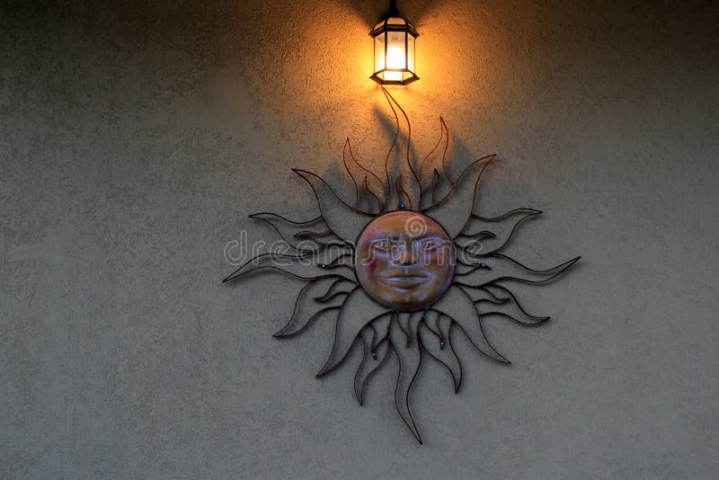 Metal lo sprazzo di sole sulla parete dello stucco e sull'incandescenza della lanterna fotografia stock libera da diritti Metal lo sprazzo di sole sulla parete dello stucco e sull'incandescenza della lanterna fotografia stock libera da diritti