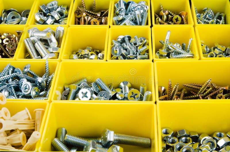 Metal o grupo de ferramentas na caixa de ferramentas amarela para o fundo imagens de stock royalty free Metal o grupo de ferramentas na caixa de ferramentas amarela para o fundo imagens de stock royalty free