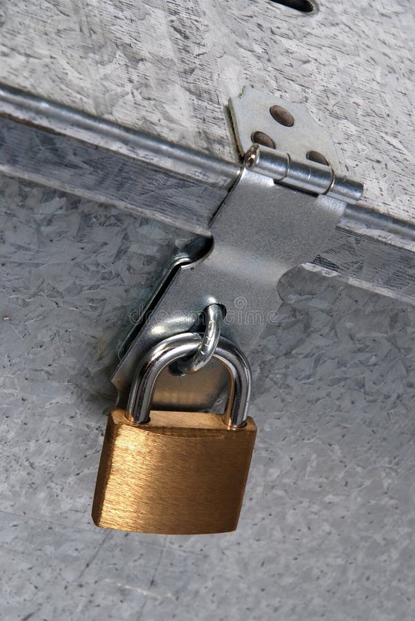 Metal padlock closure