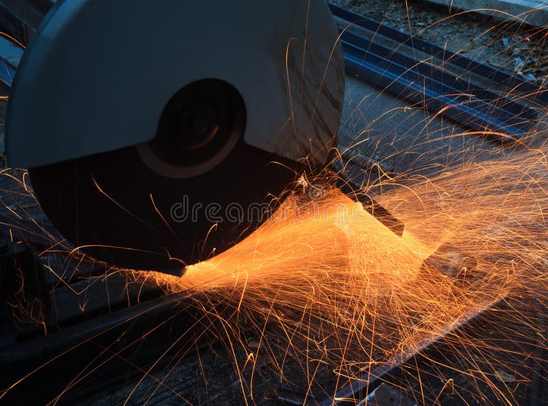 Metal pesado que mói na fábrica da indústria de aço imagem de stock Metal pesado que mói na fábrica da indústria de aço imagem de stock