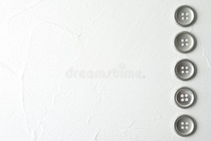 Metal sewing buttons on white background flat lay space for text royalty-vrije stock fotografie