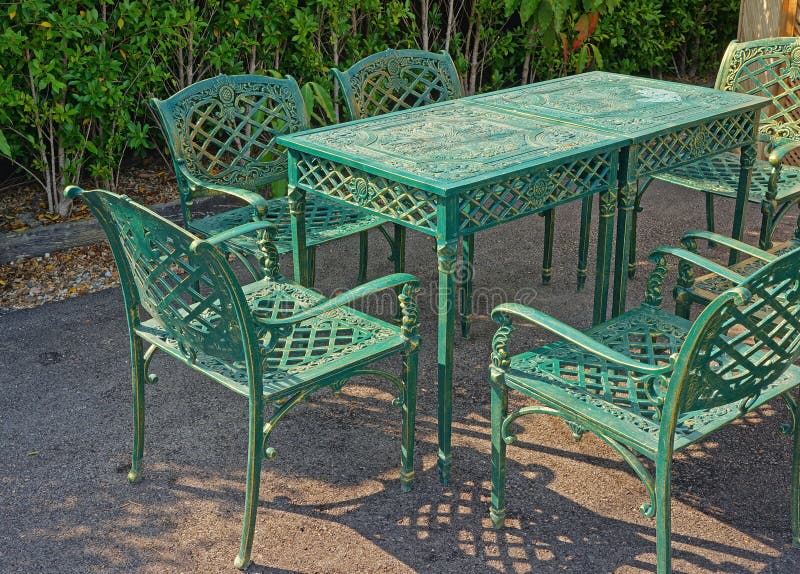 341 Vintage White Iron Garden Table Chairs Garden Stock Photos Free