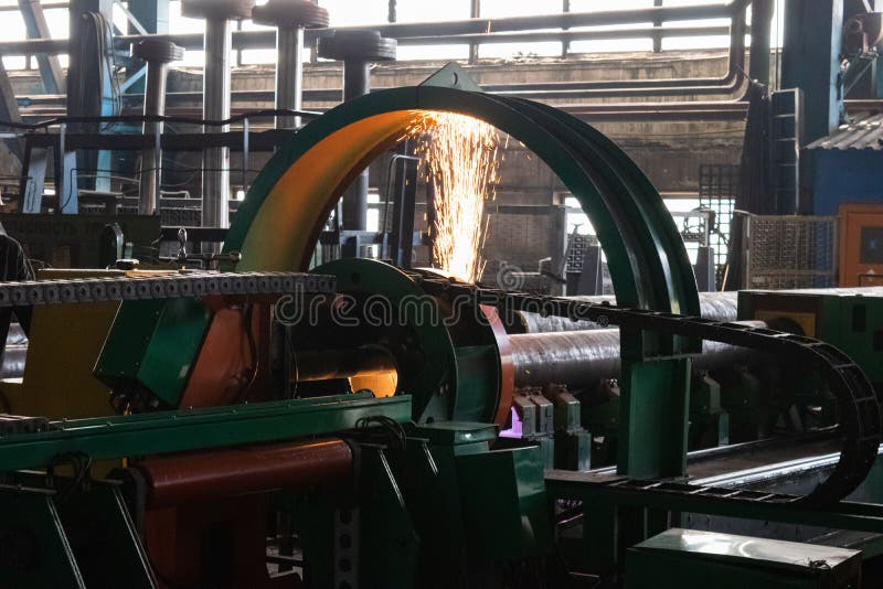Metal tokarka Machining metal ciąć na kręcenia i mielenia maszynie zdjęcia stock Metal tokarka Machining metal ciąć na kręcenia i mielenia maszynie zdjęcia stock