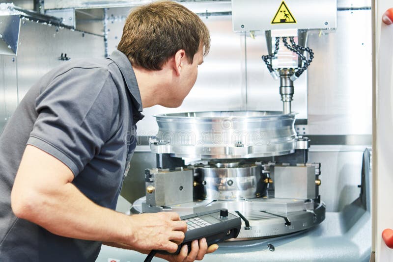 Metall som bearbetar med maskin bransch Arbetare som fungerar cnc-malningmaskinen royaltyfria foton Metall som bearbetar med maskin bransch Arbetare som fungerar cnc-malningmaskinen royaltyfria foton