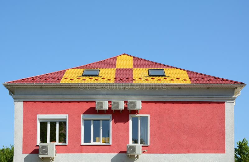 Metall som taklägger konstruktion Hus med en mansard och takfönsterfönster Stupränna och snövakt Ettfärgat metalltak royaltyfri bild Metall som taklägger konstruktion Hus med en mansard och takfönsterfönster Stupränna och snövakt Ettfärgat metalltak royaltyfri bild