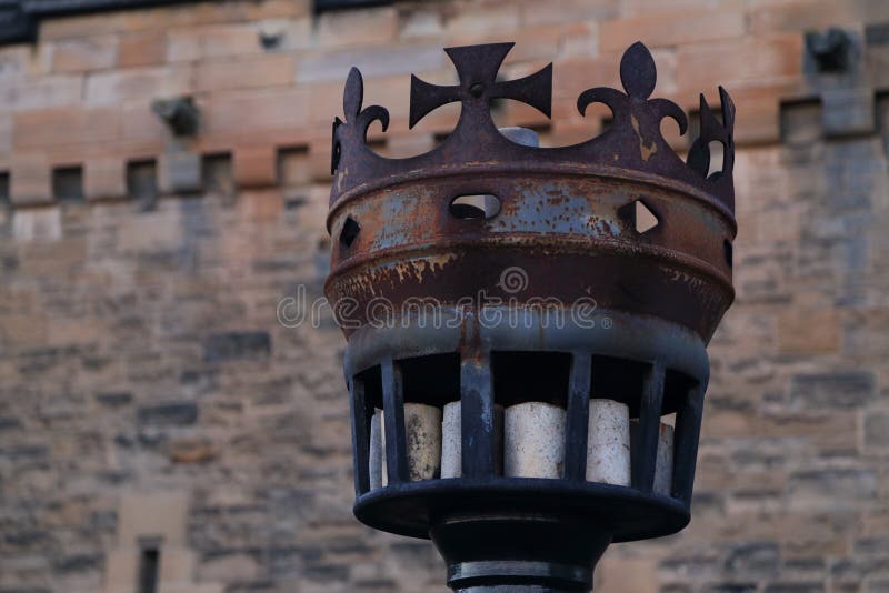 Metallalte Fackel in der Kronenform am Eingang von Edinburgh-Schloss, Schottland Schottisches Symbol lizenzfreies stockbild Metallalte Fackel in der Kronenform am Eingang von Edinburgh-Schloss, Schottland Schottisches Symbol lizenzfreies stockbild
