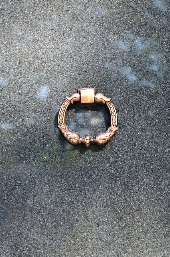 Metallcirkel på grav av kyrkogården Rostigt järnhandtag på granitgravvalvräkningen En antik kyrkogård för 19th århundrade i Lvi royaltyfria foton Metallcirkel på grav av kyrkogården Rostigt järnhandtag på granitgravvalvräkningen En antik kyrkogård för 19th århundrade i Lvi royaltyfria foton