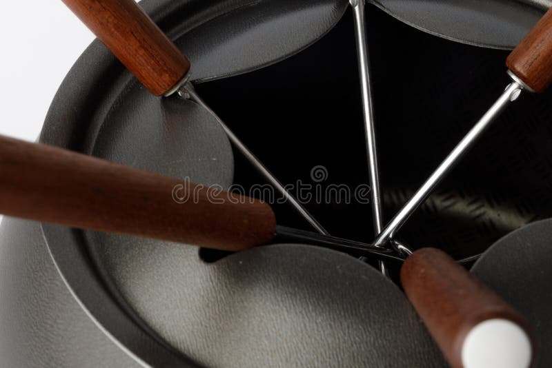 Metallcookware för fondue-beredning på vitt. Metallcookware för fondue-beredning på vit bakgrund