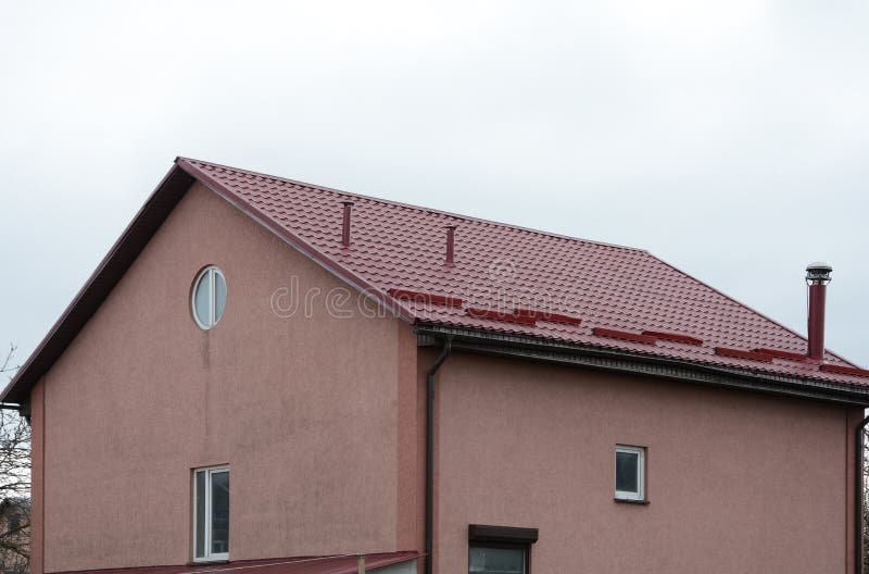 Metalldeckungs-Bau Regengosse und -Schneefang Kamin koaxial Haus mit einzelner Heizung stockbild Metalldeckungs-Bau Regengosse und -Schneefang Kamin koaxial Haus mit einzelner Heizung stockbild