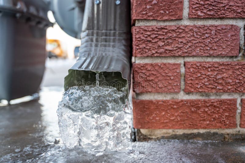 Überzogenes Auto Des Eisregeneises Scheinwerfer Und Signallicht