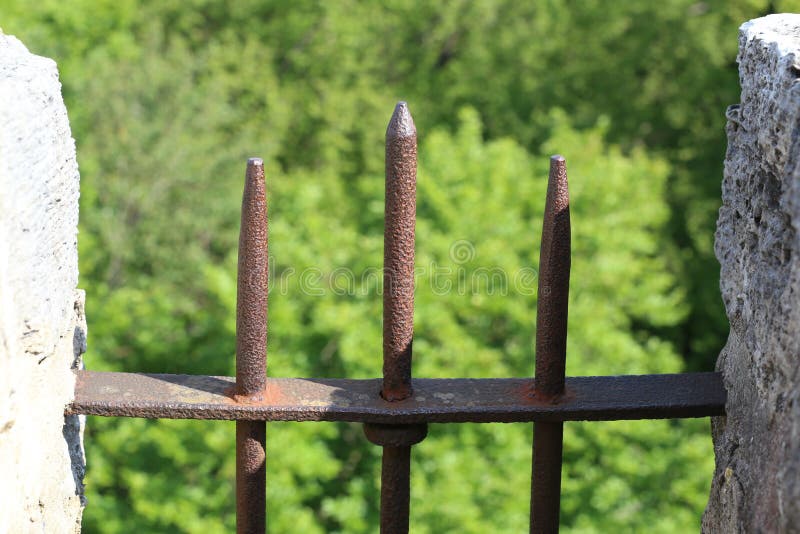 Metall, Das Auf Dem Fenster Zerreibt Stockfoto Bild von