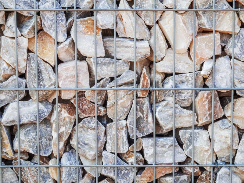 Metallgitter Mit Steinen Auf Der Wand Stockfoto Bild von