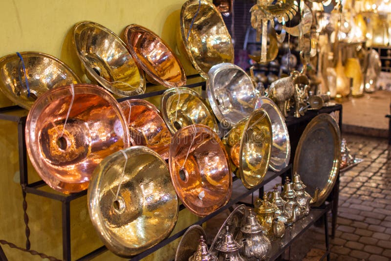 Metallhandwerk in Marrakesch Gold, Silber und kupferne Stücke lizenzfreie stockbilder Metallhandwerk in Marrakesch Gold, Silber und kupferne Stücke lizenzfreie stockbilder