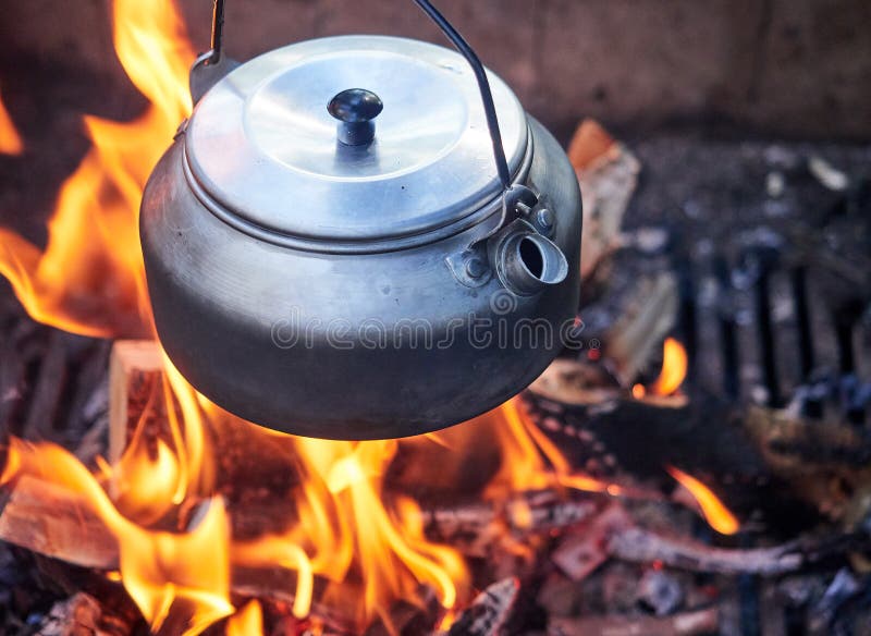 https://thumbs.dreamstime.com/b/metallic-coffee-pot-campfire-heat-wood-burning-flames-beneath-98043135.jpg