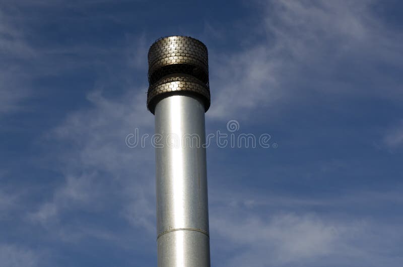 Metallkaminrohr Auf Fassade Des Hauses Stockfoto - Bild von gabled