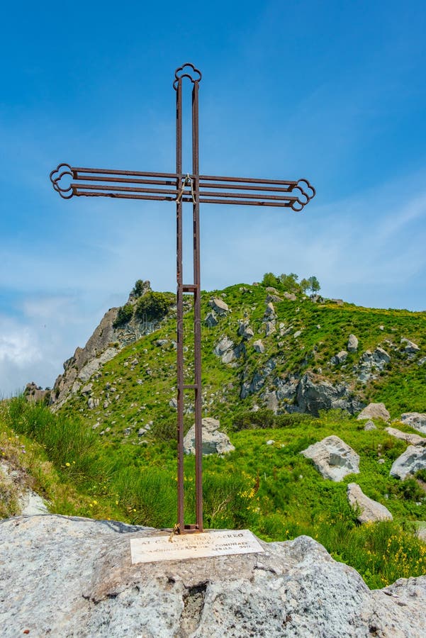 Metallkorsning i monte epomeo-berget på italienska öischia fotografering för bildbyråer