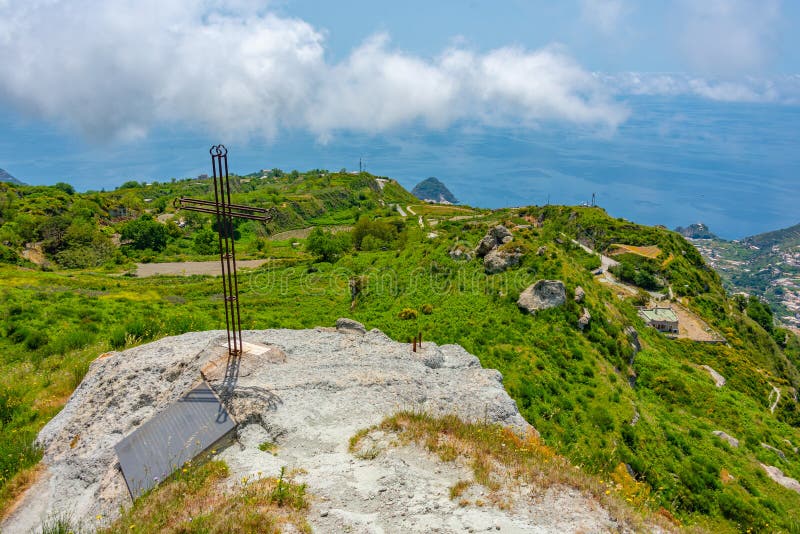 Metallkorsning i monte epomeo-berget på italienska öischia fotografering för bildbyråer
