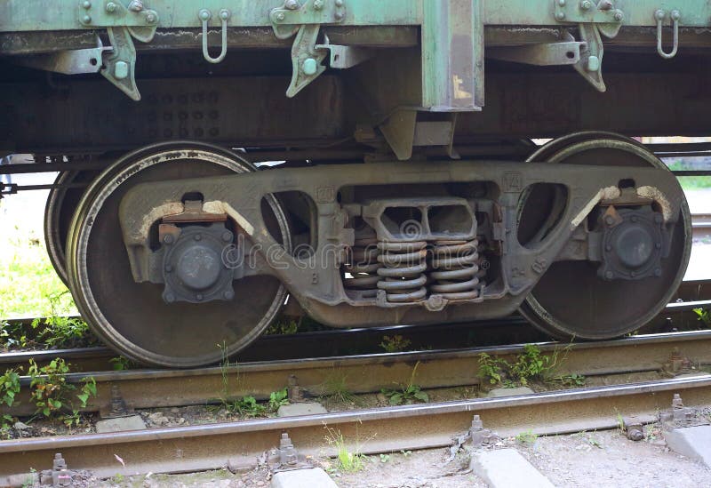 Metalllastwagenräder auf Bahnschienen stockfotografie Metalllastwagenräder auf Bahnschienen stockfotografie