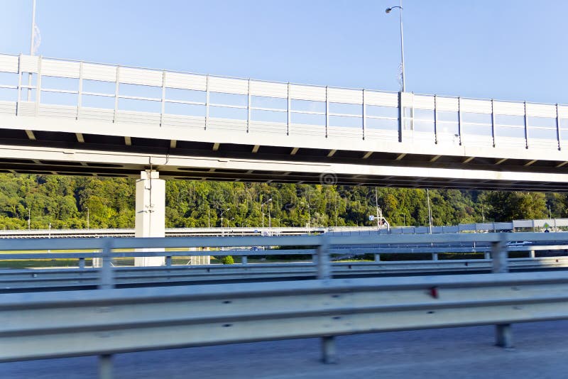 Metallmarkishuvudväg över den snabba stången royaltyfri bild Metallmarkishuvudväg över den snabba stången royaltyfri bild